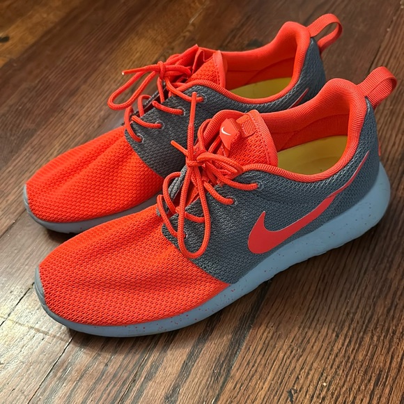 Nike Shoes - Like new Nike ID Roshe Run